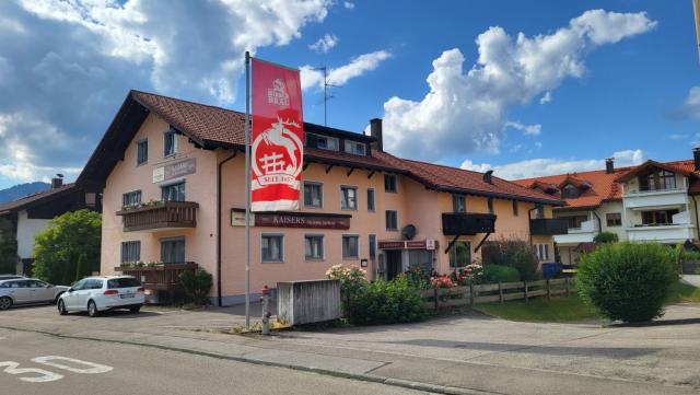 im Hotel "Kaiser's" beziehen wir unser Hotelzimmer