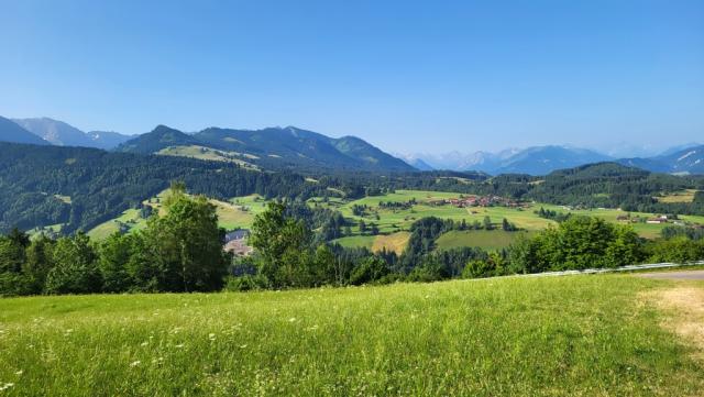 mit einem schönen Blick in die Allgäuer Berge wandern wir Richtung Bildstöckle