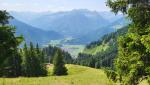 während dem wandern, blicken wir in das tief unter uns liegende Ostrachtal