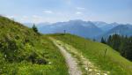 die heutige Etappe ist lang und die Rücksäcke nicht leicht. Aus diesem Grund bleiben wir auf dem einfachen Wanderweg