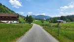 wir gelangen auf einem kleinen Kamm und gehen auf Asphalt an den Häuser von Steineberg vorbei