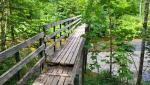 über eine Holzbrücke überqueren wir...