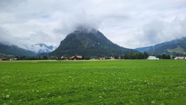 während dem laufen, blicken wir zum wolkenverhangenen Kienberg. Im laufe des Tages wird es aber immer schöner