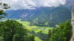 im oberen Teil wird die Vegetation dünner und wir erkennen das in Österreich liegende Vilstal