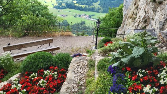 ...die sehr hübsch mit Blumen geschmückt ist. Ein schöner und besinnlicher Ort