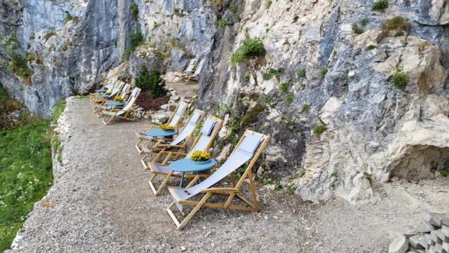 nach einigen weiteren Kehren, erreichen wir eine Terrasse wo diverse Liegestühle zum verweilen einladen