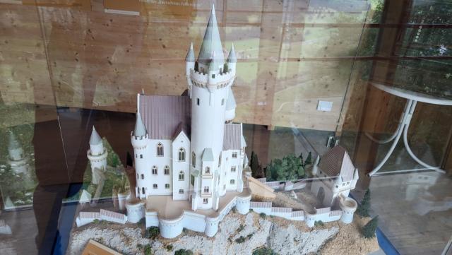in einem speziellen Raum am Aufstiegsweg befindet sich ein Modell der kühnen architektonischen Träume Ludwigs II
