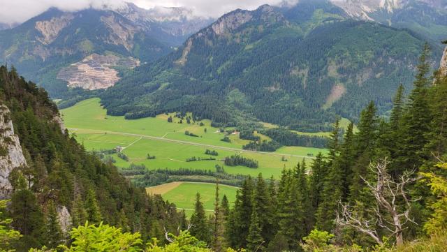 nach rechts öffnen sich vom Grat aus tolle Tiefblicke auf das Vilstal und Österreich