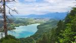 über die Seenplatte erkennen wir rechts am Berghang Neuschwanstein. Die Berge dahinter werden wir überqueren