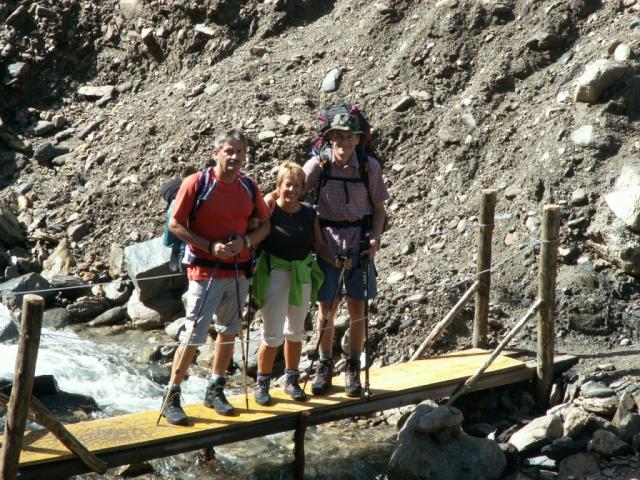 Vik, Irma und Franco auf der provisorischen Brücke