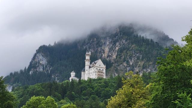 direkt gegenüber liegt das Märchenschloss Neuschwanstein