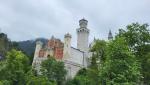 das Schloss erhebt sich schlank und weiss in die Höhe, vor dem Kontrast des Waldes