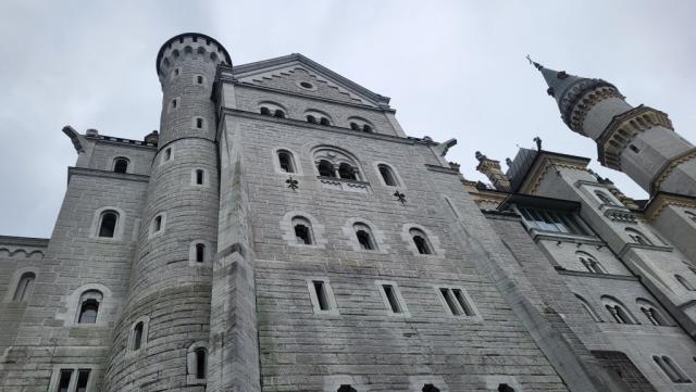 schon im Mittelalter stand hier eine Burg. Ludwig II erbaute hier aber "das Schloss der Schlösser"