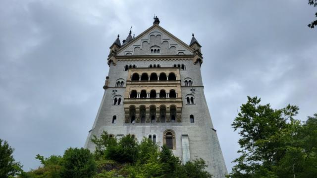 1880 war das Richtfest, vier Jahre nach dem Tod von Ludwig II. Er kannte das Schloss nur als Baustelle!