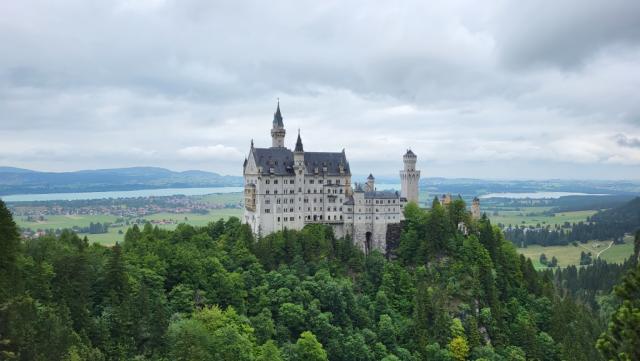 was für eine Aussicht auf das Schloss Neuschwanstein! Links der Forggensee, rechts der Bannwaldsee