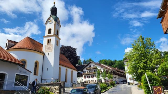 ...der uns nach Bad Kohlgrub führt. In Bad Kohlgrub angekommen, besuchen wir die Kirche St.Martin