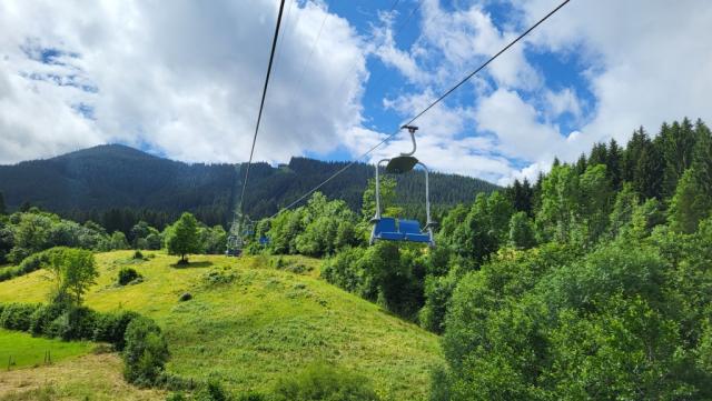 mühelos schweben wir mit der Sesselbahn auf den Zeitberg hinauf. Hier stossen wir wieder auf den Maximilianweg