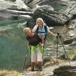 lachende Schönheiten am Bergsee