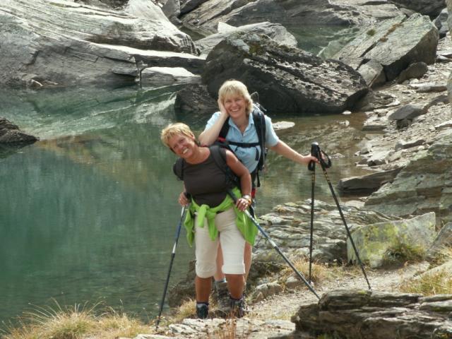 lachende Schönheiten am Bergsee