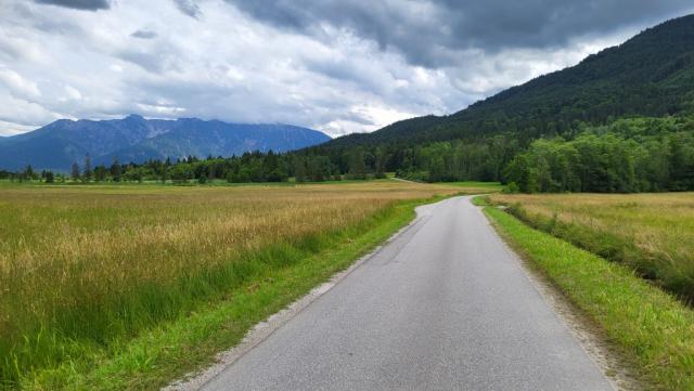 auf dem Bodensee-Königssee-Radweg durchqueren wir das Murnauer Moos. Mit einer Fläche von 30 Hektar ist es das...