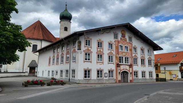 nach einem eher langen "Teerhatscher" erreichen wir Eschenlohe mit der Kirche St.Clemens