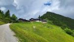 nach dieser verdienten Pause verlassen wir, wieder auf dem Maximilian-Weg, das Berggasthaus "Herzogstand"