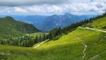 der Wanderweg führt uns nun alles in östlicher Richtung hinunter nach Urfeld