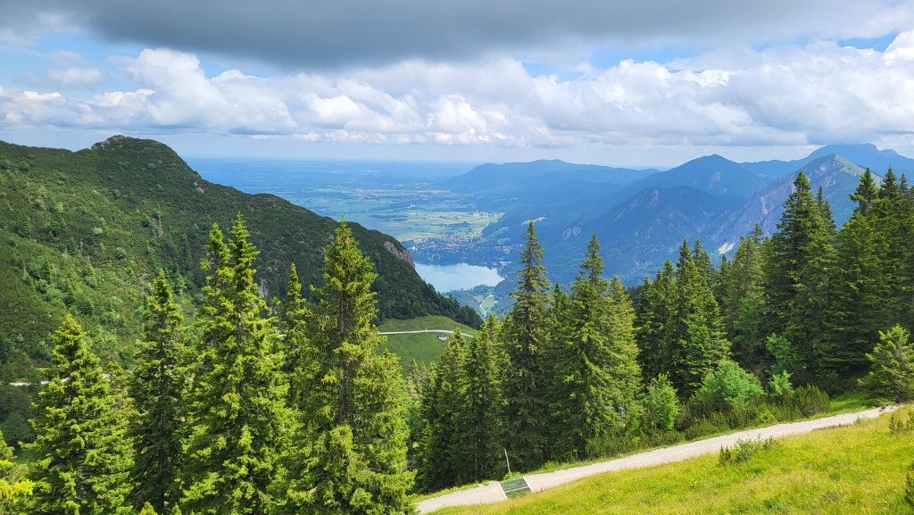 direkt vor uns erkennen wir den Kochelsee