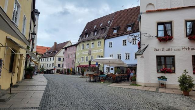 heute findet man in der Altstadt viele Brunnen, Geschäfte und die bis heute noch gut erhaltene Stadtmauer