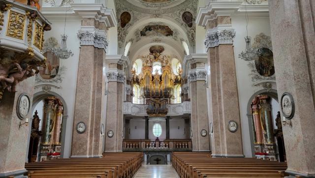 im Inneren der einstigen Klosterkirche beeindrucken die Deckenfresken,...