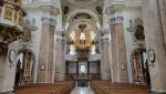 im Inneren der einstigen Klosterkirche beeindrucken die Deckenfresken,...