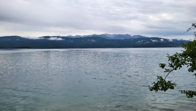 am Walchensee entlang laufen wir zum Punkt wo wir wieder in den Maximilianweg einbiegen