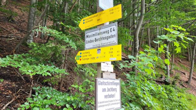 ...und biegen bei der Senke am Kesselberg in den Maximilianweg hinein