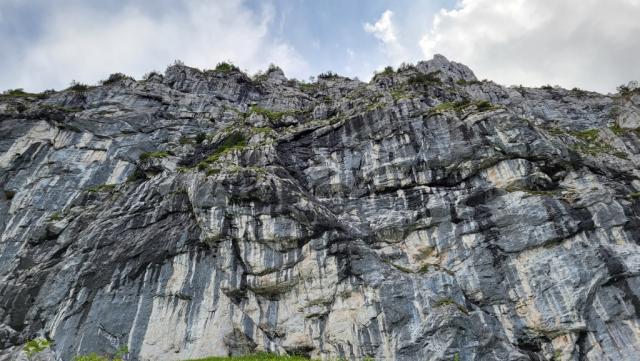 rechts von uns schiesst die steile Benediktenwand in den Himmel