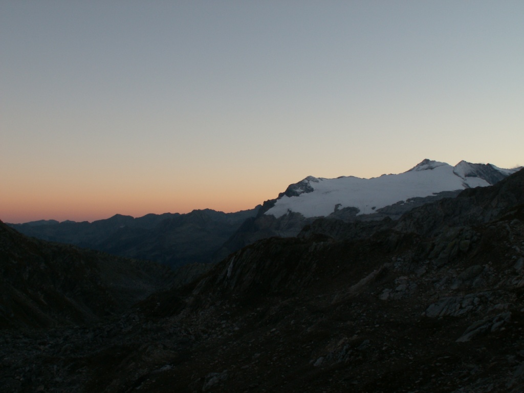 Sonnenuntergang mit Basodino Gletscher im Vordergrund