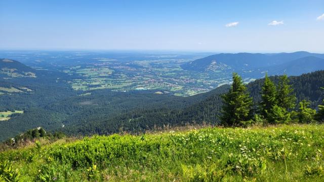 wir blicken in die Ebene und Richtung Bad Tölz. Dort werden wir heute übernachten