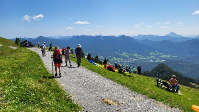 der Bergpfad mutiert zu einem Kiesweg und die Tagestouristen sind nun zahlreich anzutreffen