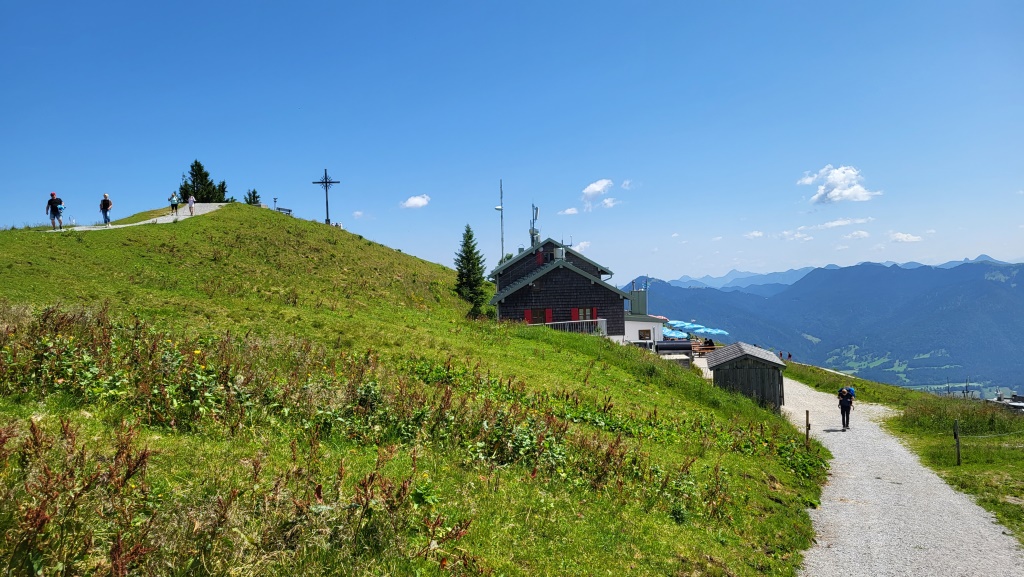 letzter Höhepunkt dieser traumhaften Wanderung, ist der Brauneck mit seinem grossen Gipfelkreuz