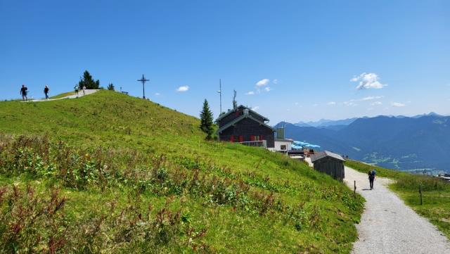 letzter Höhepunkt dieser traumhaften Wanderung, ist der Brauneck mit seinem grossen Gipfelkreuz