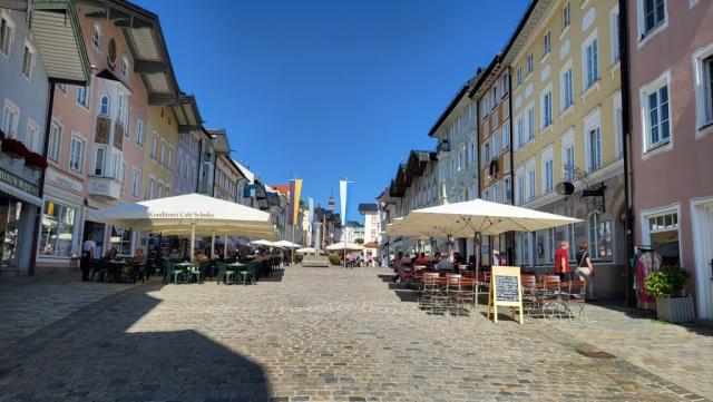 die Marktstrasse von Bad Tölz bildet ein spätmittelalterliches und barockes Ensemble mit Fassadenmalereien