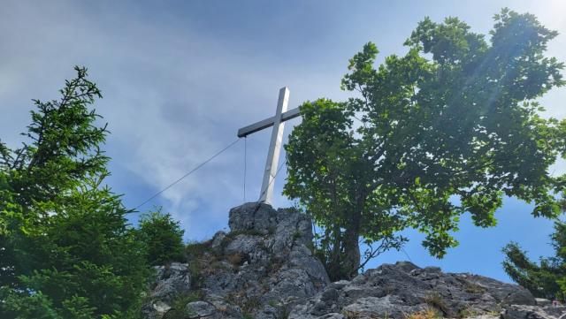 direkt über unsere Köpfe das grosse Gipfelkreuz auf dem Geierstein