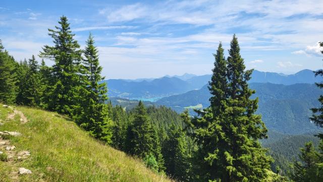 direkt vor uns, aber noch weit entfernt, zeigt sich der Tegernsee