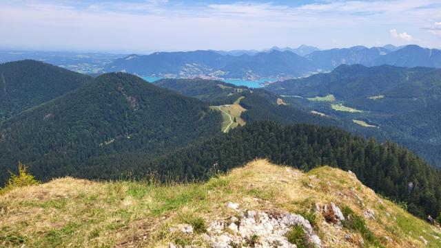 über einen steinigen Weg, alles am Ostgrat entlang, verlassen wir nach dieser schönen Pause, den Fockenstein