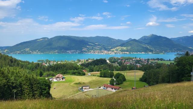 an einer Skipiste entlang, geht es nun nach Bad Wiessee unser Tagesziel