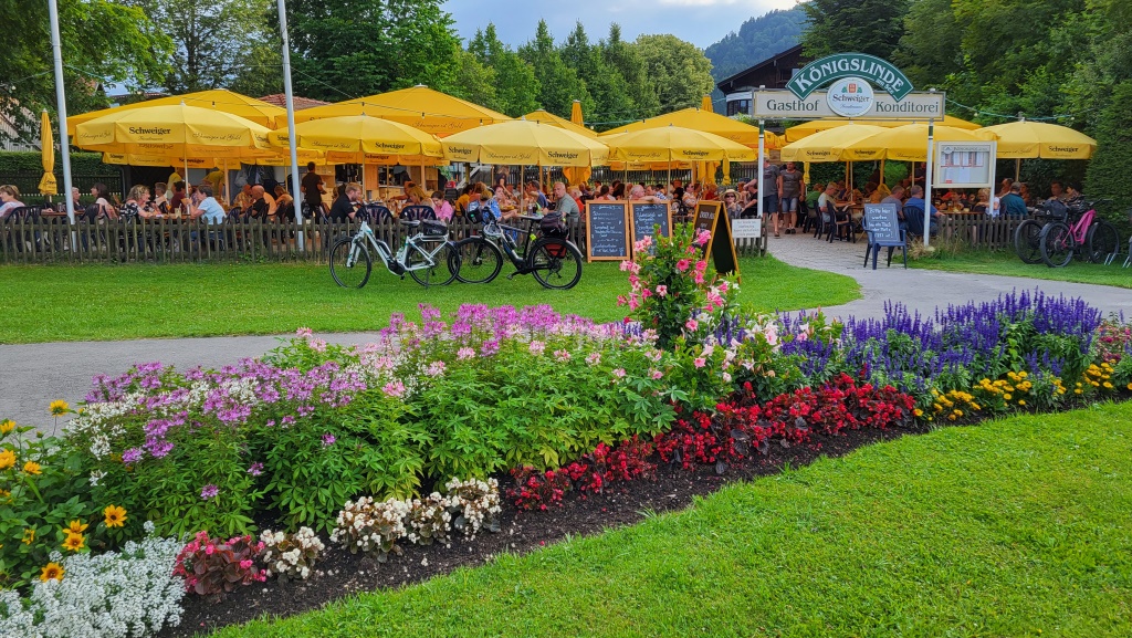 ...erreichen wir das Gasthof "Königslinde", mit seinem Biergarten