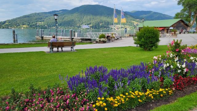 wir haben Glück, ein Tisch ist noch frei. Bei schönster Aussicht auf den Tegernsee...