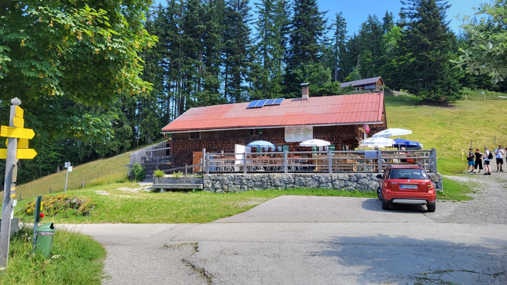 die drei Almhütten auf der Gindelalm laden zur Brotzeit ein