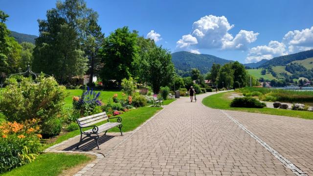 wir flanieren durch die schön gestaltete Uferpromenade und durchqueren den Kurpark