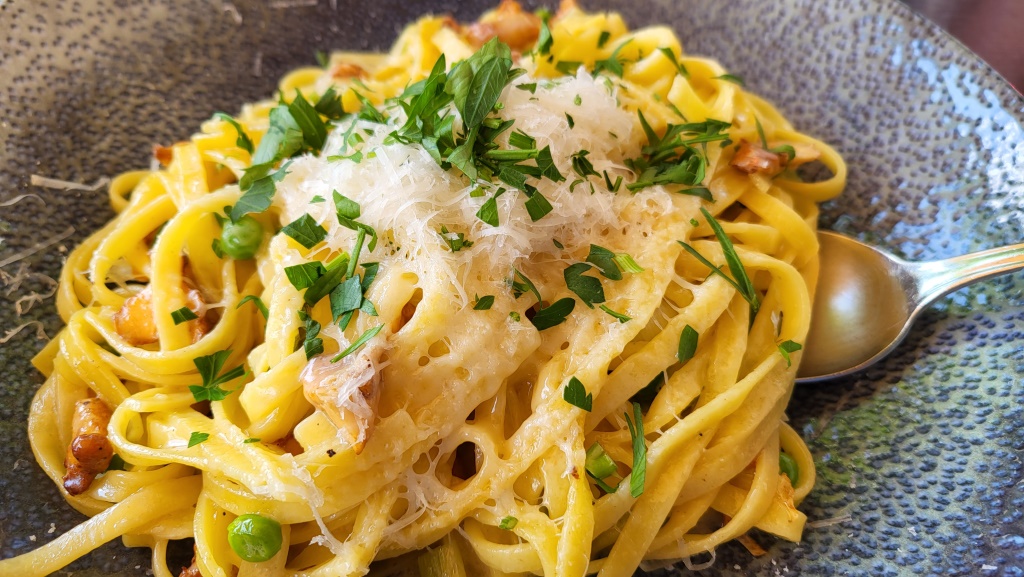 wir erhalten auf der Terrasse ein Tisch und geniessen danach ein sehr gutes Mittagessen