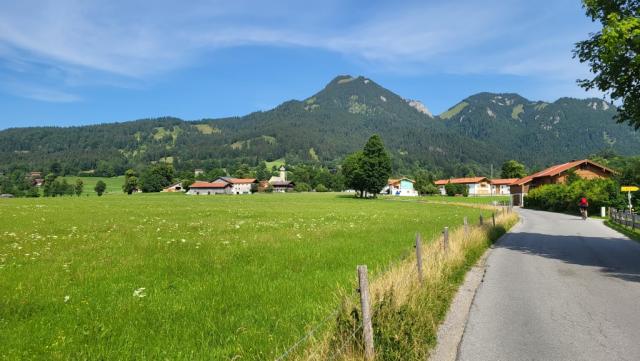 wir überqueren die Leitzach und laufen...